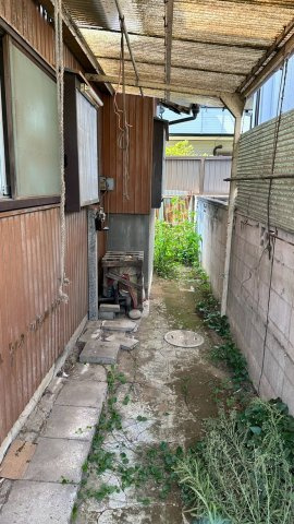 敷地内通路があり、外部物置の設置や風通り確保に役立ちます。