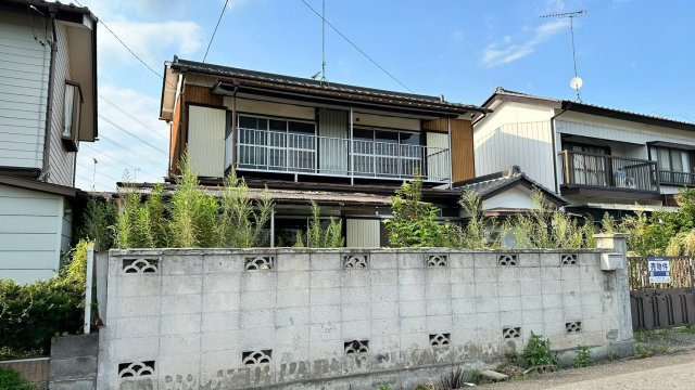 前面道路から少し奥まった静かな配置でプライバシーに配慮。