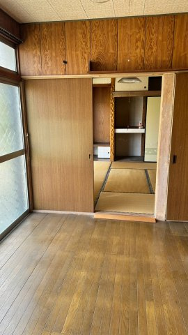フローリング仕上の洋室（約4.5帖）と和室（6.0帖）の隣接空間