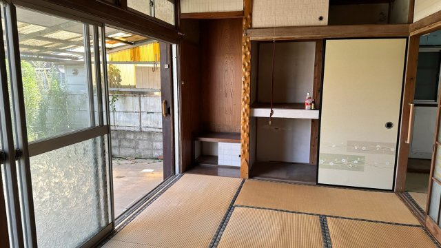 お庭スペースへ出入りできる大開口の掃き出し窓を備えた和室。