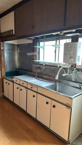 上下に収納棚を備えた壁付けシステムキッチンです。