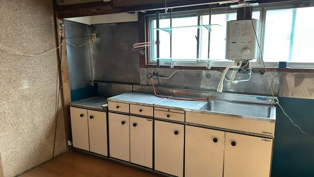 自然光が入る開口窓があり、換気もしやすい調理スペースです。