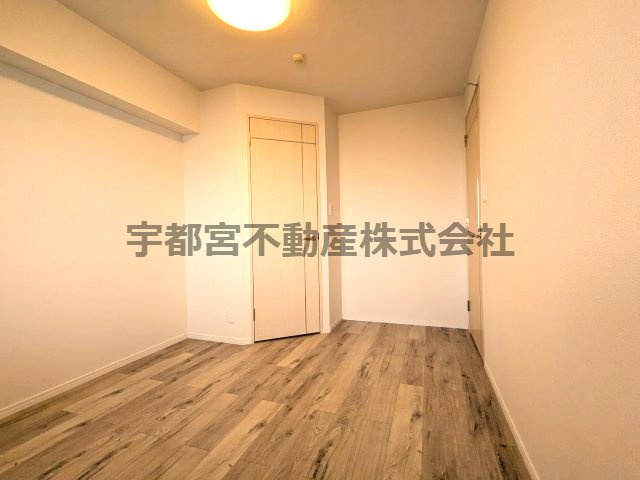 6.0帖洋室　収納もしっかりと完備されております。