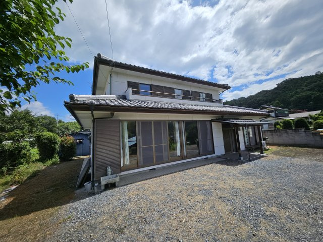 物件の外観です。南向きの明るい部屋割りです。
