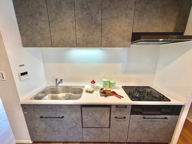 調理道具や調味料もすっきりしまえる、収納力のあるキッチン