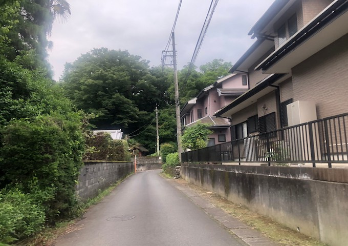 住宅用の土地では前面道路に2m以上接していなければならないと法律で定められています。しかし、お持ちの車のサイズやライフスタイルなどにより、2mでは利便が悪い場合もございますので、事前に確認しましょう。