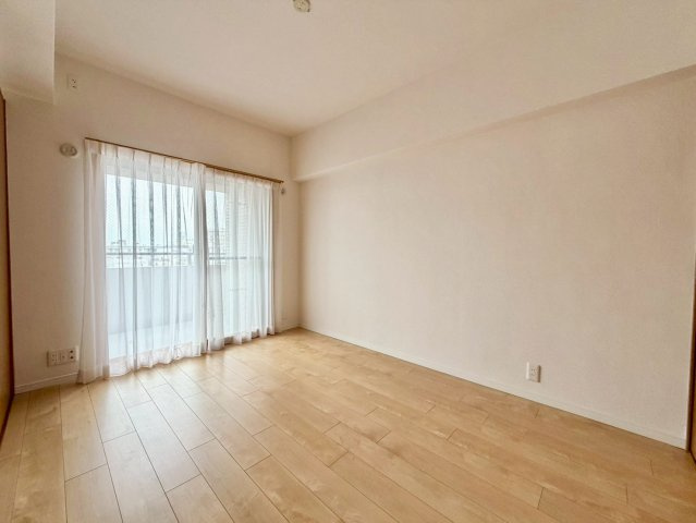 洋室約5.6帖♪バルコニーへ行けるお部屋です♪