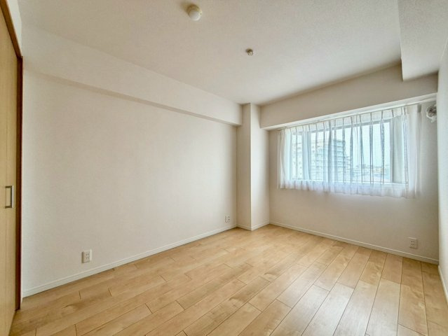 洋室約5.9帖♪大きな窓付きでおしゃれ♪