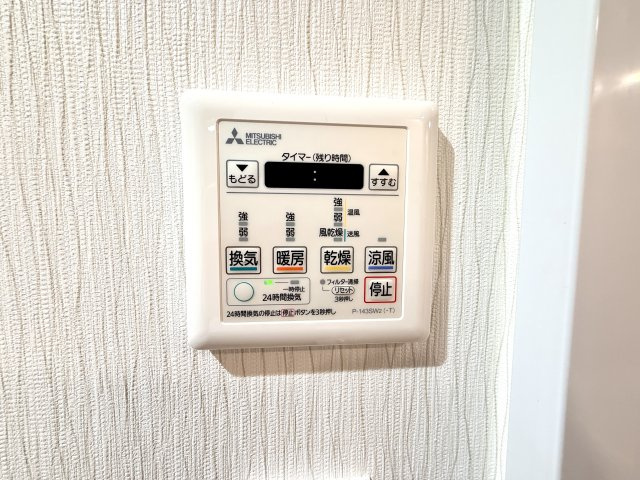【浴室換気乾燥暖房機】　雨天の洗濯物の乾燥や冬場の暖房、浴室内の換気など、様々な用途に使うことができます。