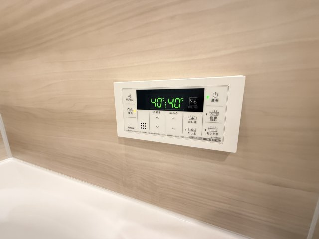 【給湯パネル】　日々の疲れを癒す浴室には、快適なバスタイムのための設備が整っています。