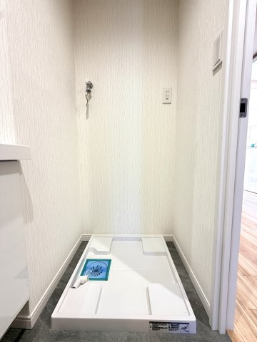 【室内洗濯機置き場】　収納棚を設けていないため、お好みの使い方が可能です。