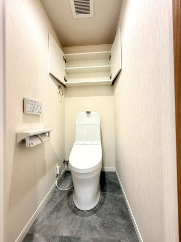 【トイレ】　洗浄機能付きトイレ。上部には収納付で、トイレットペーパー等、買い置きもしやすそうです。