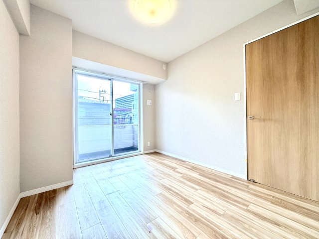 【洋室約5.7帖】　開口部が広く、たくさんの陽を取り入れます。開放的な空間を演出します。