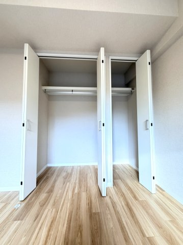 【洋室約5.7帖　収納】　洋室にクローゼットがございますので衣服などスッキリ収納することができます。