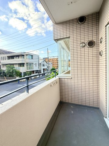 【バルコニー】　陽を遮るような高い建物がなく、陽当たり良好です。