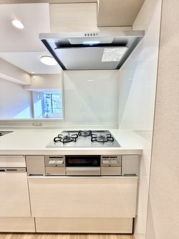 【3口ガスコンロ】　3口コンロ、グリル付きでお料理のレパートリーも増えそうです。