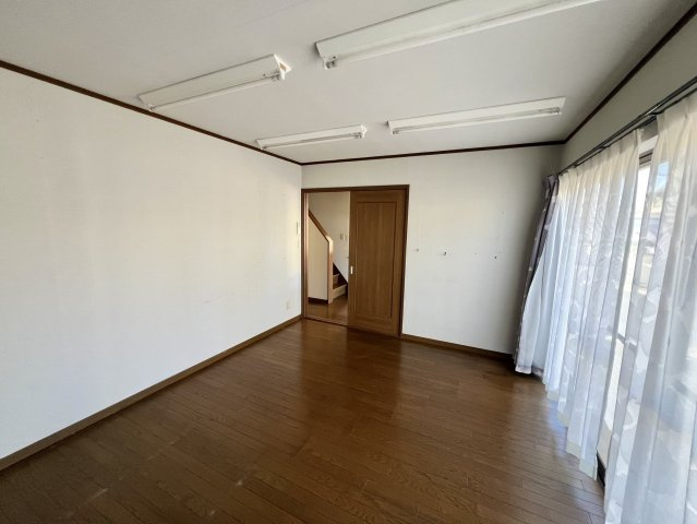 ゆとりある洋室は、大きな窓から自然光が入り、明るく開放的な印象です。リビングや寝室、趣味を楽しむ場所など、生活スタイルに合わせて幅広く活用できます。シンプルな内装で、自分好みの空間をつくりやすそう。
