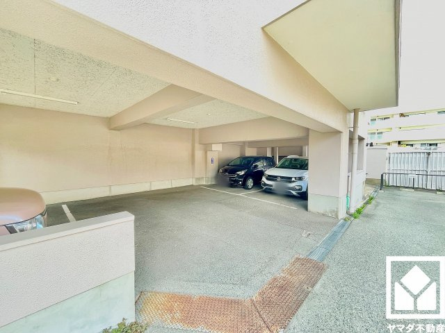 敷地内に駐車場を設置（屋内平置16台、屋外平置4台。月額8000円～12000円）。重い荷物や雨の日の移動もスムーズで、快適なカーライフを実現。空き状況は弊社スタッフまでお気軽にお問い合わせください。