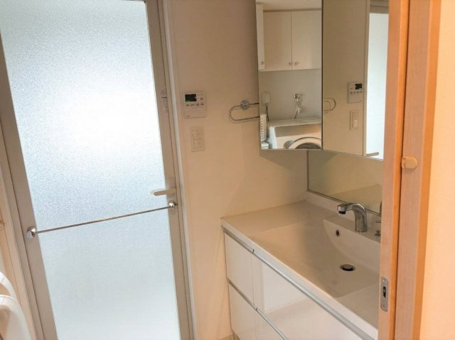 三面鏡付きのワイドな洗面台。洗面小物を隠して収納可能です