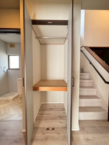 玄関目の前にハンガーパイプ付の収納があり、アウターもかけれて便利です♪