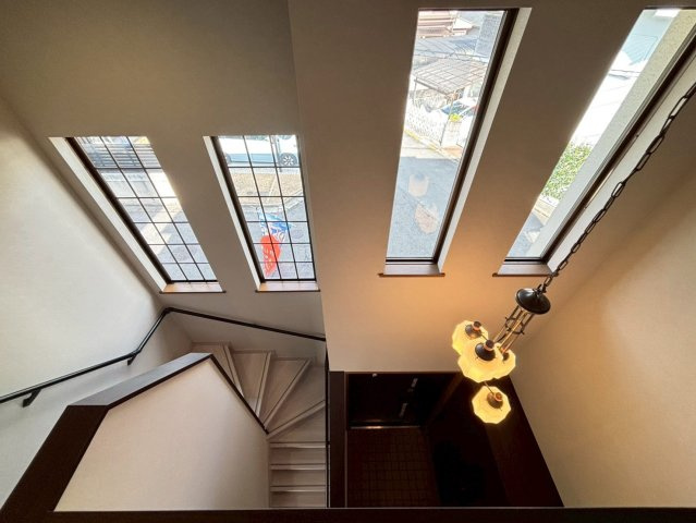 2階からの玄関眺めです。窓付きでより開放感が感じられます。ペンダントライトも映えます。