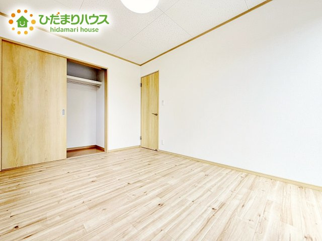 明るい日差しが降り注ぐお部屋に、居心地の良さを感じさせるコーディネート。家具やカーテンでお気に入りのお部屋に♪