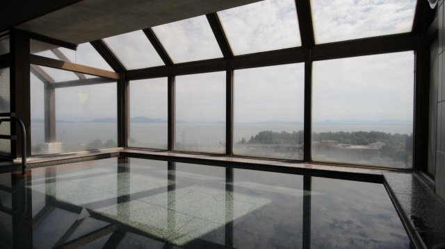 最上階(10階)の展望大浴場から琵琶湖を眺めながら入浴できます