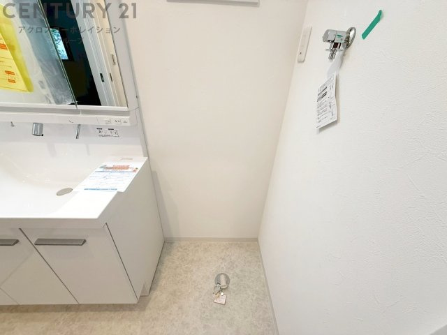 洗濯物の仕分け作業がしやすく、整理整頓が容易になります。洗濯音や湿気を他の部屋に持ち込まず、生活環境を快適に保ちます。上部を活用すれば収納スペースを確保でき洗剤や洗濯用品の整理もしやすくなります。