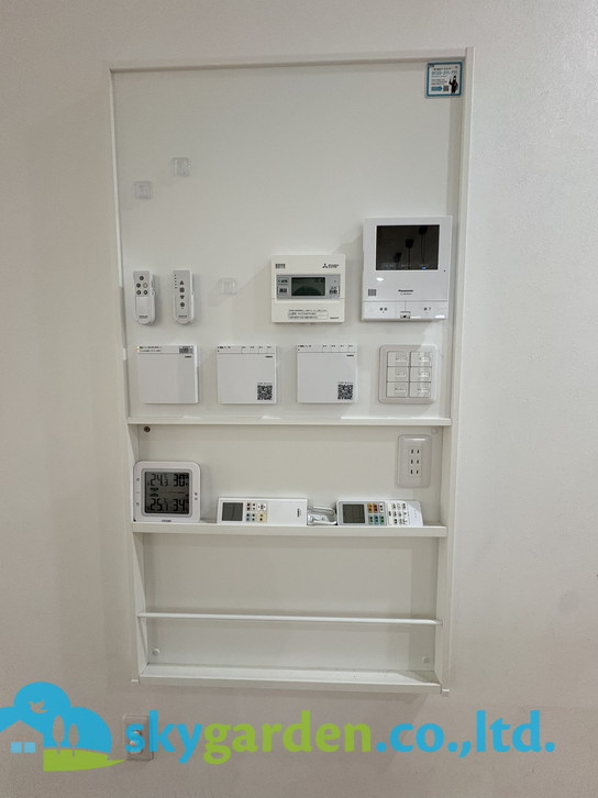 スイッチ類、床暖房、床冷房、ブラインドなどすべて自動スイッチがまとまってます