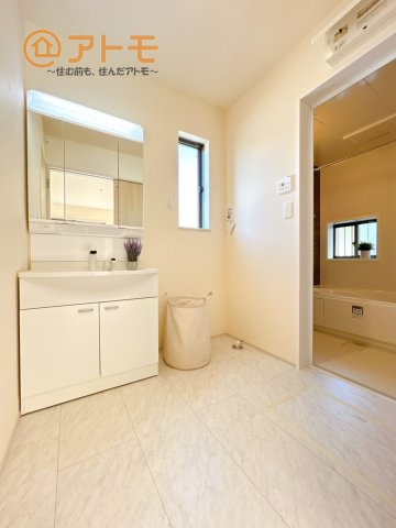 収納豊富な3面鏡の洗面化粧台は使い勝手良好♪