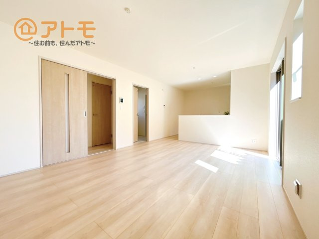 家族団らんのイメージは、リビングを思い浮かべませんか？リビングこそ広々とした空間が良いですね♪