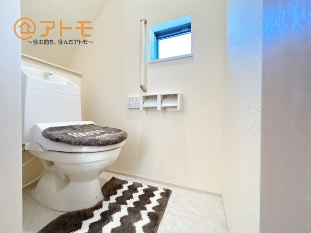 窓があり換気もすぐにできる、清潔感のあるトイレです♪
