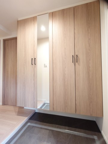 【新設】大型シューズボックス設置（トールタイプ・姿見ミラー付き）、靴もたくさん収納できます。