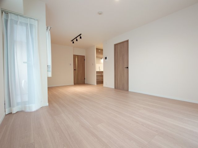 【新品】建具、扉、デザインクロス、フローリング！角住戸でゆとり空間のリビング。