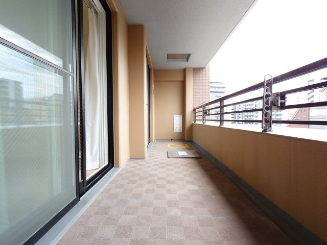 【ワイドバルコニー】上層階で陽当たり良好です。