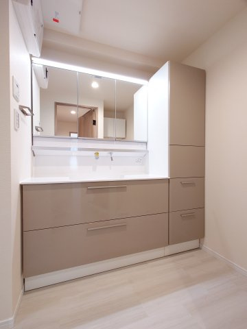 【新品】洗面化粧台交換（ワイドシンク・シャワー切替・三面鏡・トール型収納付き）、お洒落で素敵なデザイン。