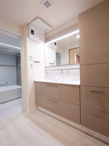 【新品】洗面化粧台交換（ワイドシンク・シャワー切替・三面鏡・トール型収納付き）、お洒落で素敵なデザイン。