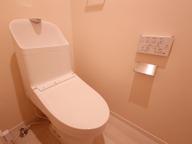 【新品】トイレ交換（収納棚・温水洗浄便座付き）、とても綺麗で清潔感があります。