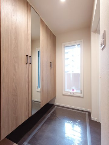 【新設】大型シューズボックス設置（トールタイプ・姿見ミラー付き）、靴もたくさん収納できます。