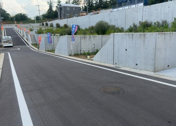 土地の形が極端に長細かったり、狭小地、あるいは道路との高低差がある傾斜地だった場合、後々売ろうとしても買い手がつかない場合もあります。後々、売却することになった時に価値の下がらない土地を選びましょう。