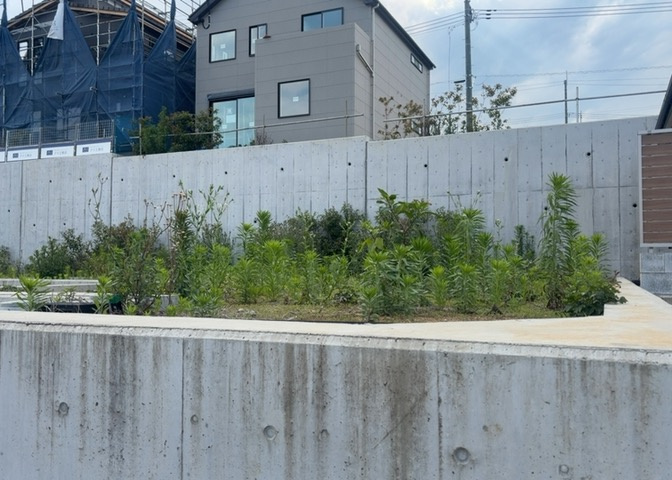 土地の面積＝住宅面積ではありません。建ぺい率の問題などで、土地のある場所によって住宅を建てられる面積は限られています。高さもしかり、「土地」という言葉の中には、建築条件も含まれると考えておきましょう。