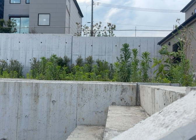 家を建てる場合、方位は要チェックです。現実的に日当たりのよい家ならばリビングは南側、建築基準法でも北側に当たる家への配慮は求められています。土地を見学に行く際は、方位磁針を持って行くようにしましょう。