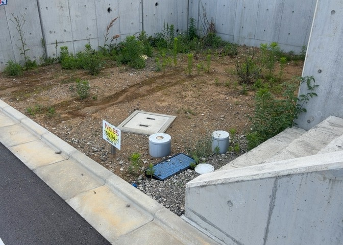 土地を買う際、住む地域の自治体や福祉の補助制度にも注目してみましょう。子供や老人の医療補助やゴミ出しのルールなど、自治体によってルールに大きな違いがあるため、暮らしやすい土地で判断するとよいでしょう。