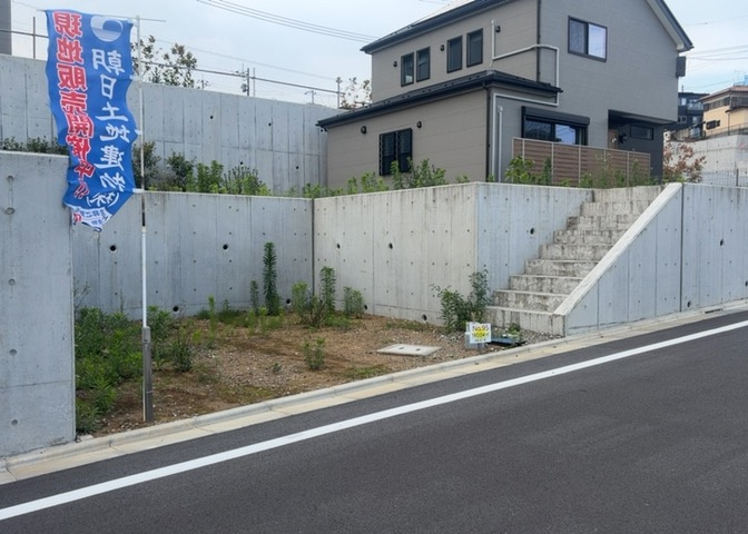現地に行くなら、物件の周囲の地形がどうなっているかを見ることも大切です。周辺より低くなっている土地では、大雨などで水が集まりやすいため、地盤が弱くなっているということも考えられるため、注意が必要です。