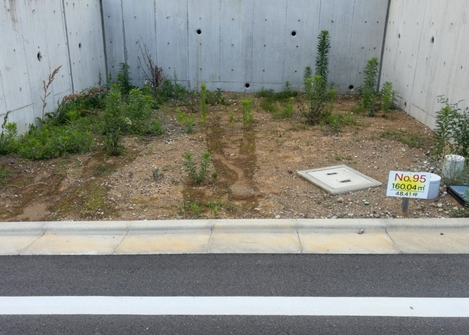 土地購入を検討されている場合、境界杭がない状態で購入してしまうと境界確定測量をする必要があり、費用がかかります。購入の前に、売主、隣土地所有者立ち合いのもと境界を確定し境界杭を設置するのがベストです。