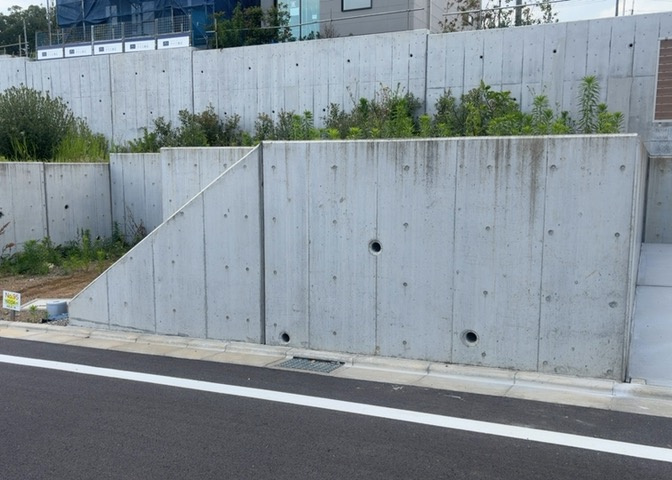 人が暮らすうえで日光は大切な要素となります。日当たりの良さは譲れないポイントですね。併せて近くに大きな建築物の建築予定がないか、あるいはそれが可能な土地が近くにないか事前に確認することもお勧めします。