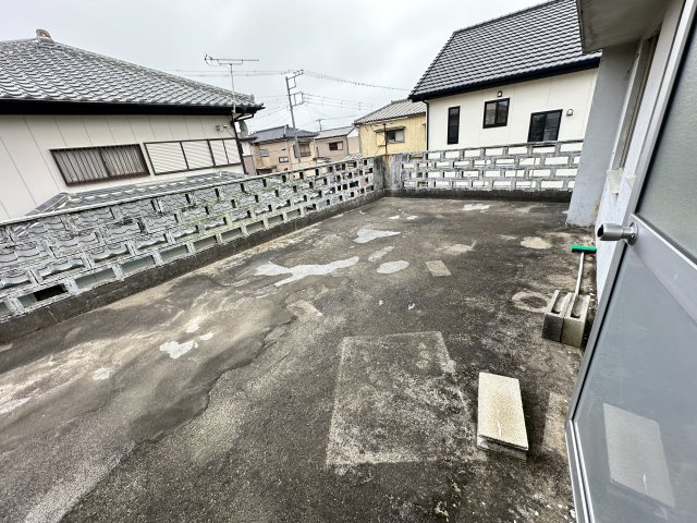 テラスのような広々バルコニー。お洗濯はもちろん、子供のプール遊びや日光浴、夜風にあたりながらの晩酌など、使い方はアイデア次第！デザインブロックの囲いが、周囲からの視線を程よく遮ってくれます。
