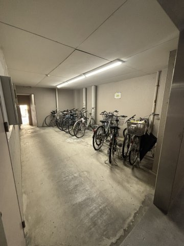 無償の駐車場スペース有り♪屋内にあり雨の日でも自転車が濡れる心配無用です♪