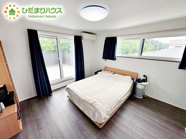 質の良い睡眠で一日の疲れを癒す空間で気持ちの良い一日のスタートを切ることができます。バルコニーへ出入りでき、洗濯物干しや布団干しもラクラクです。