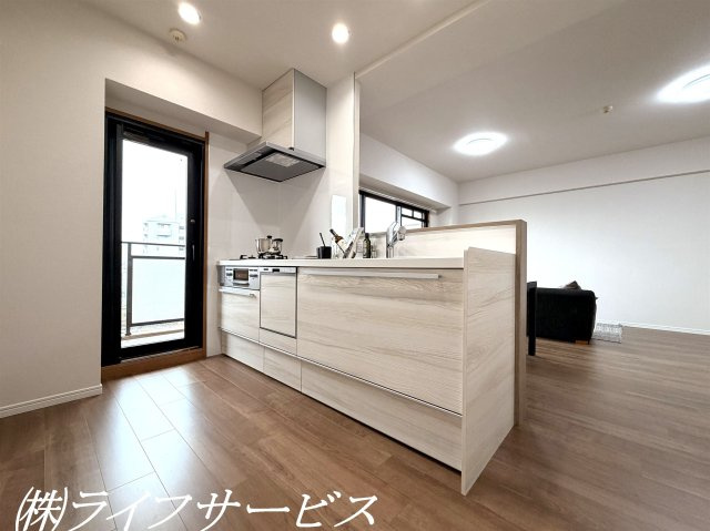 システムキッチン／ビルトイン食洗機、浄水器搭載！勝手口があるのでバルコニーにちょっとゴミを置いたり、換気したりするときに便利です！